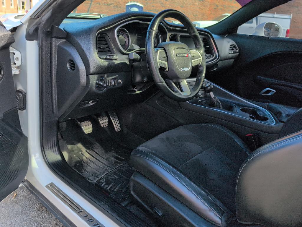 2016 Dodge Challenger Image 19