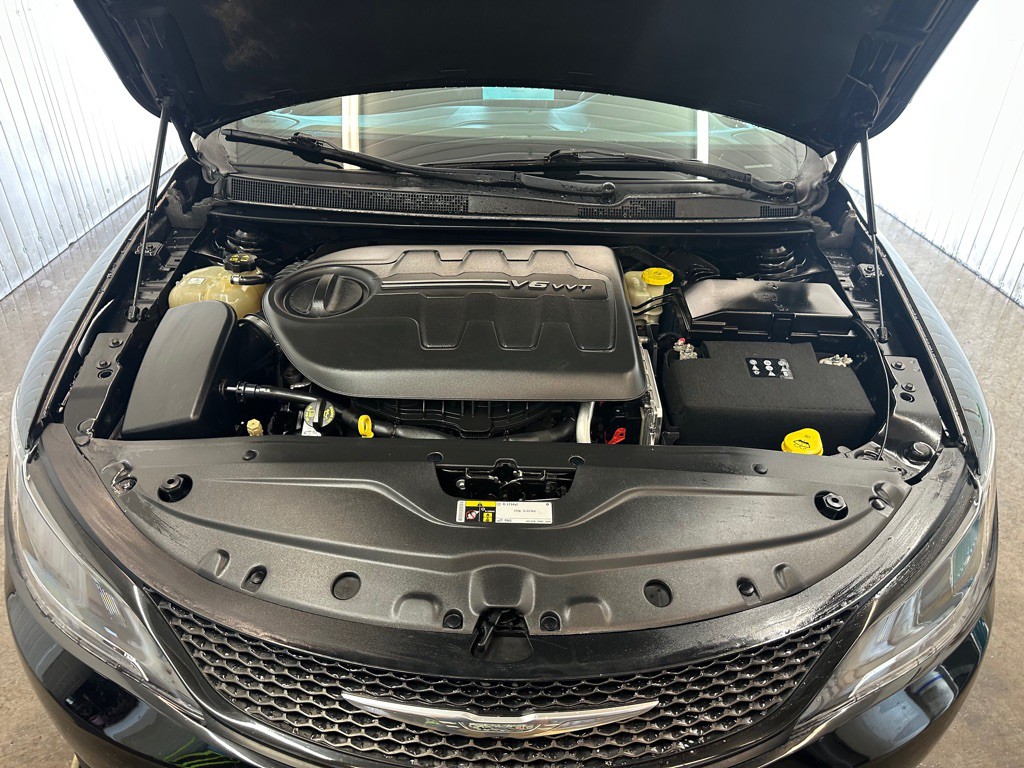 2015 Chrysler 200 Image 6