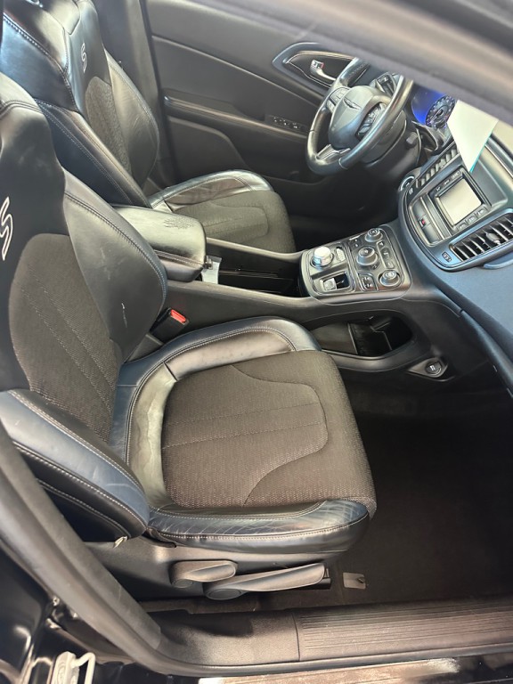 2015 Chrysler 200 Image 10