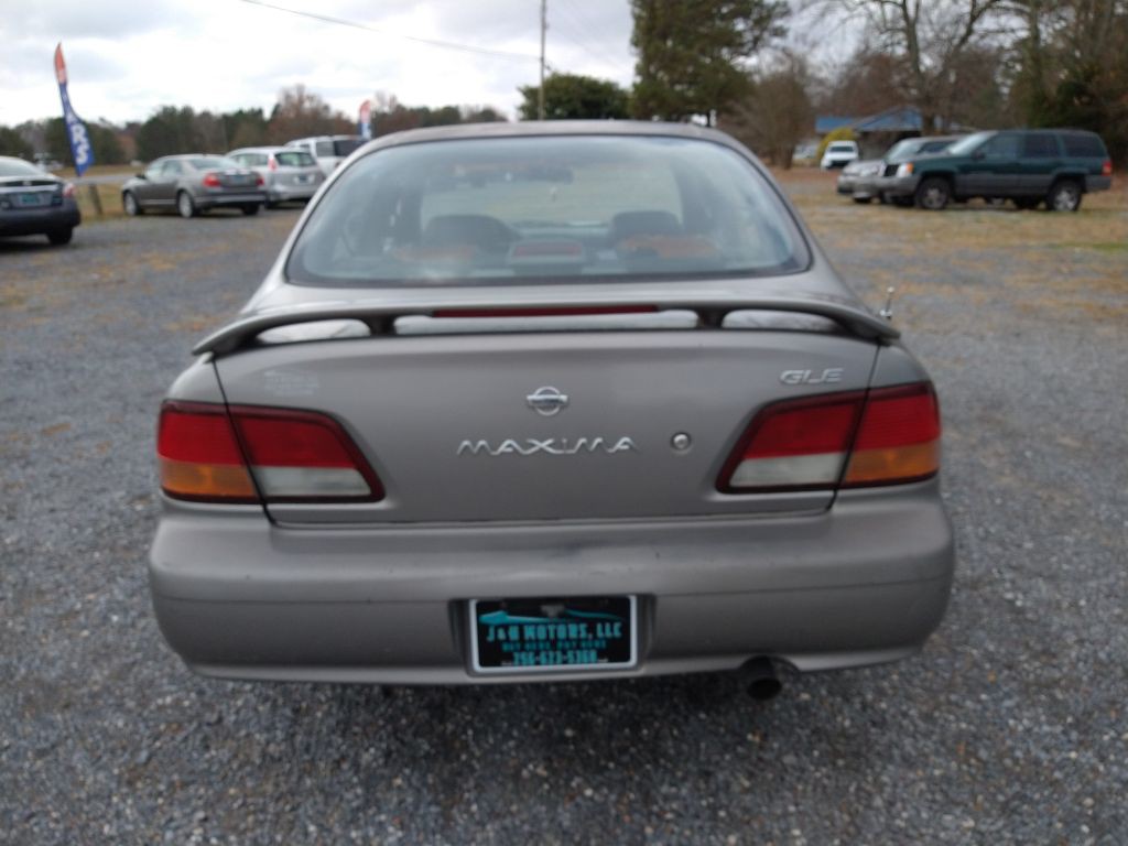 1999 Nissan Maxima Image 4
