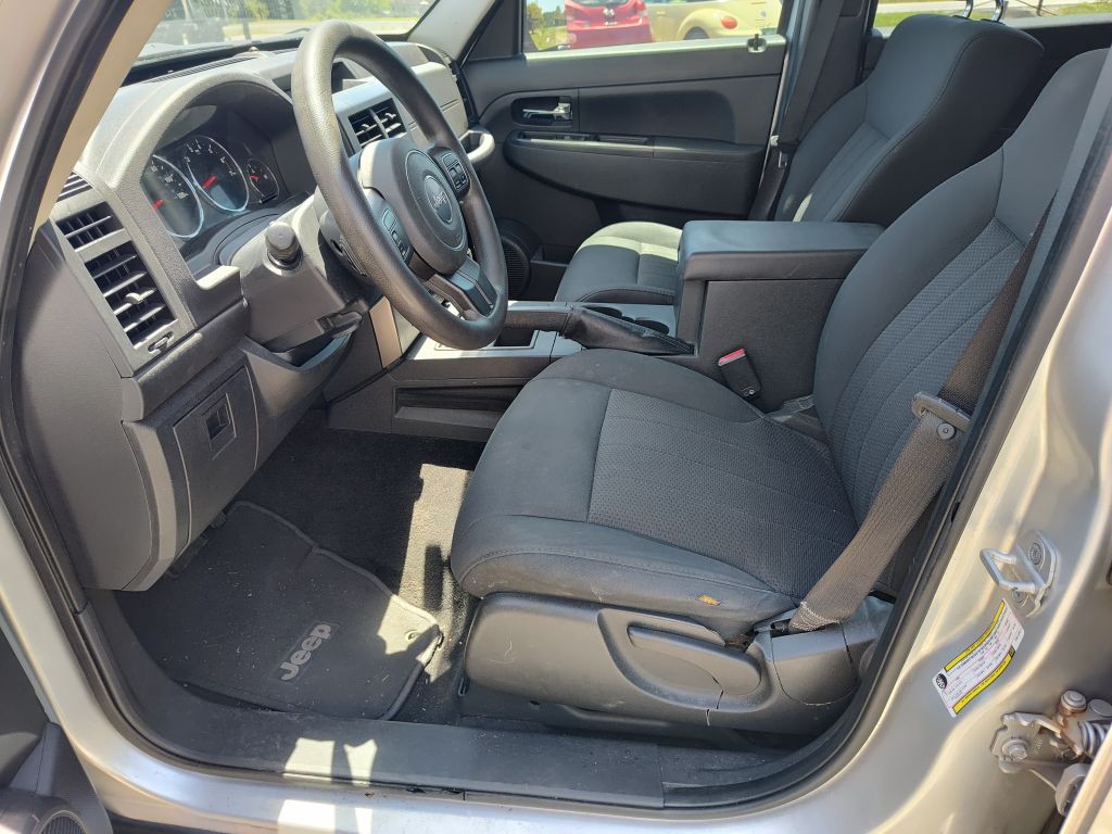 2012 Jeep Liberty Image 2