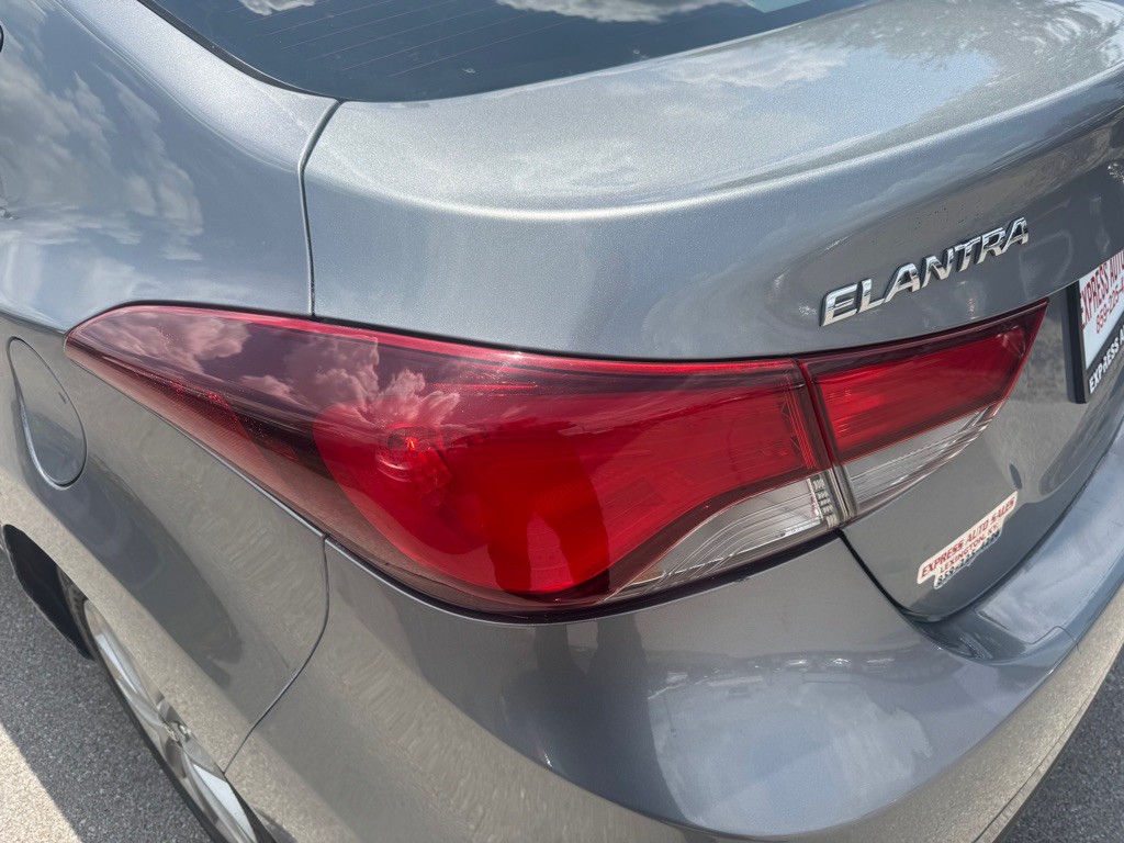 2015 Hyundai Elantra Image 8
