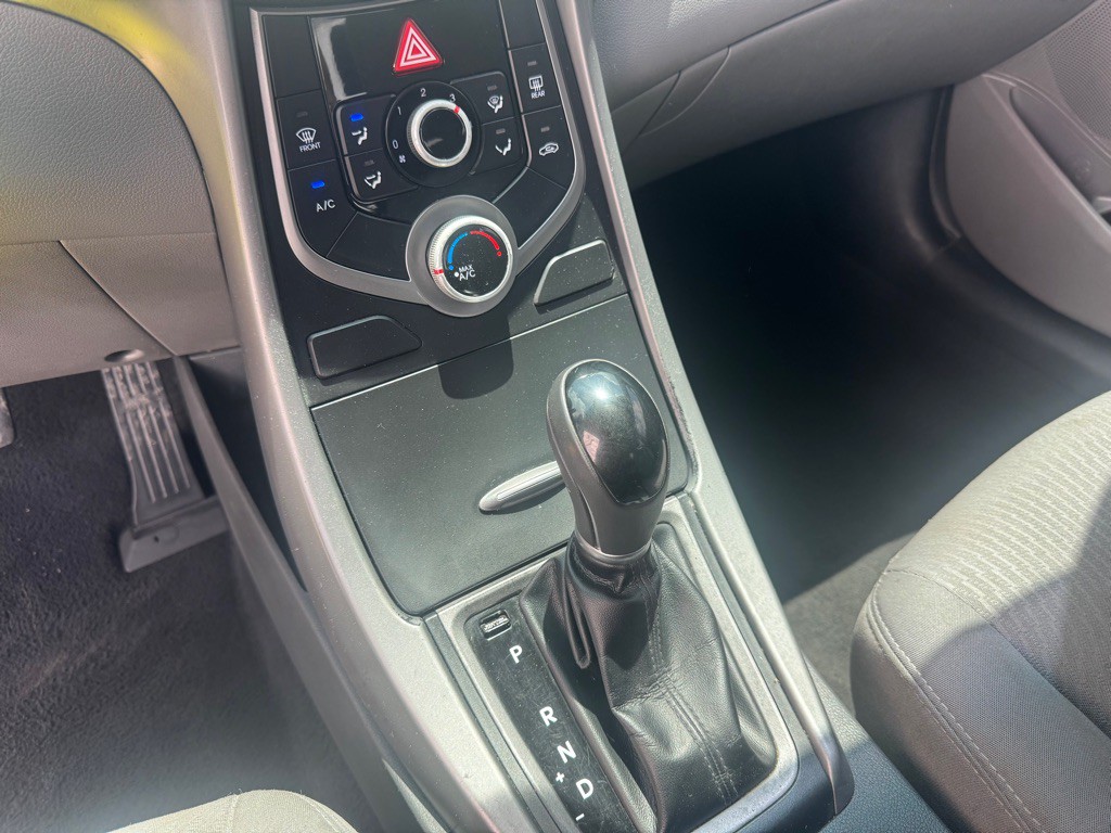 2015 Hyundai Elantra Image 16