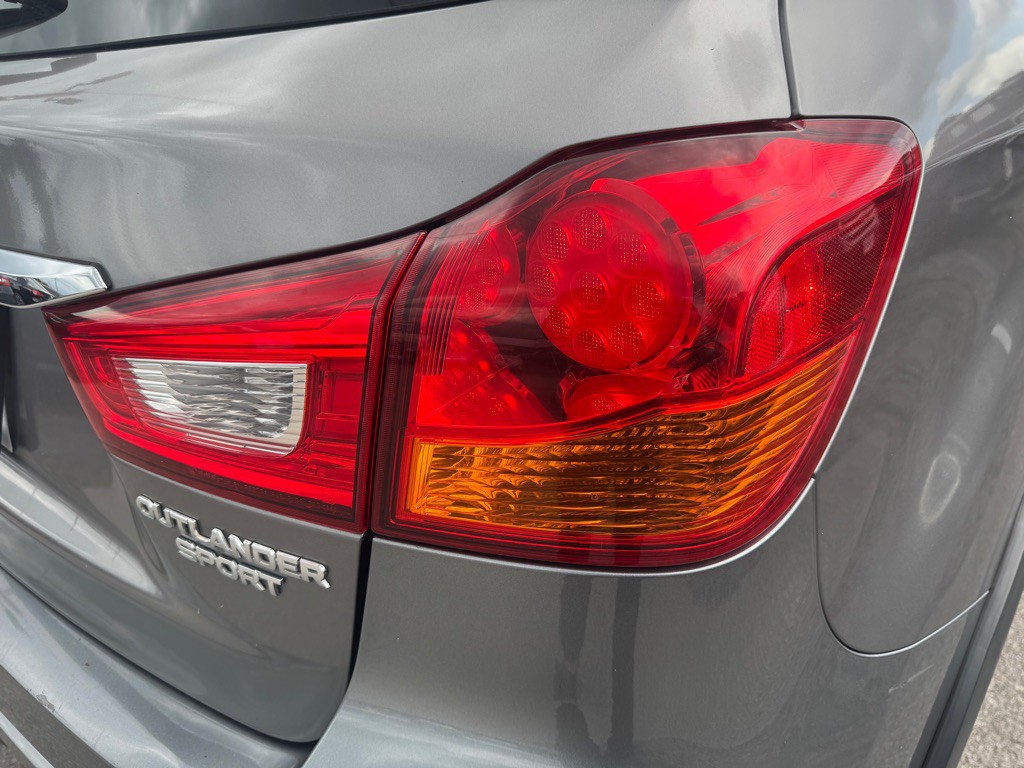 2018 Mitsubishi Outlander Image 9