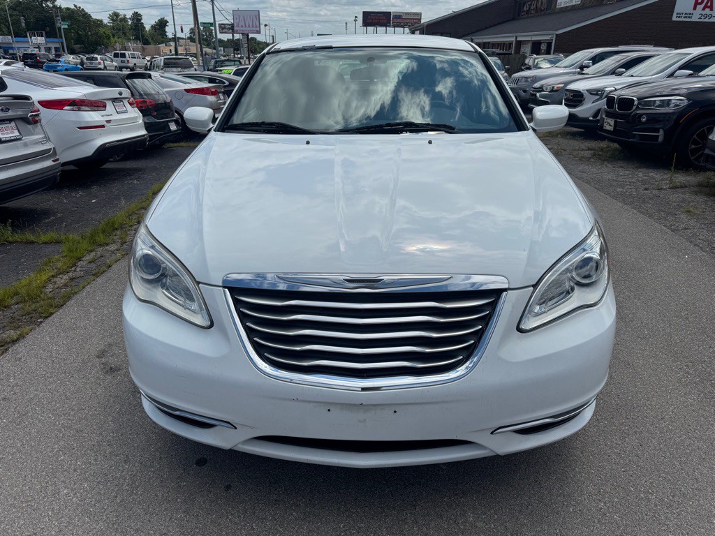 2013 Chrysler 200 Image 2