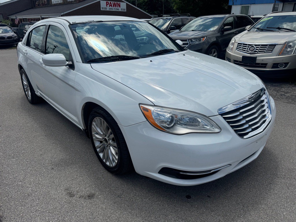 2013 Chrysler 200 Image 3