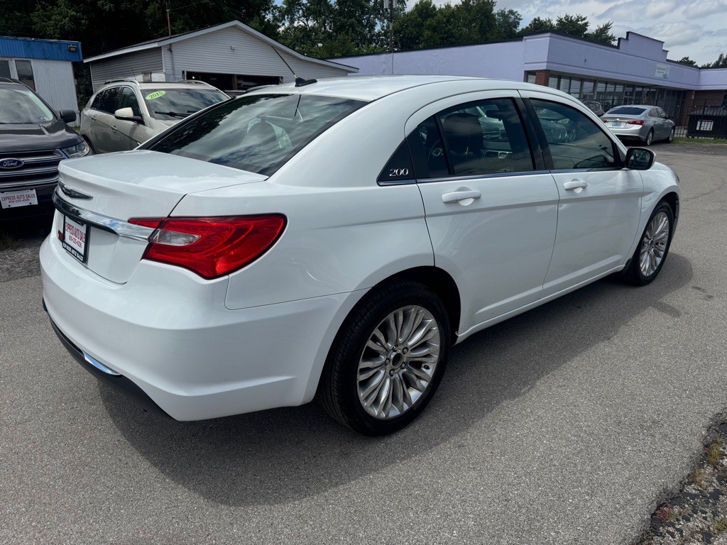 2013 Chrysler 200 Image 4