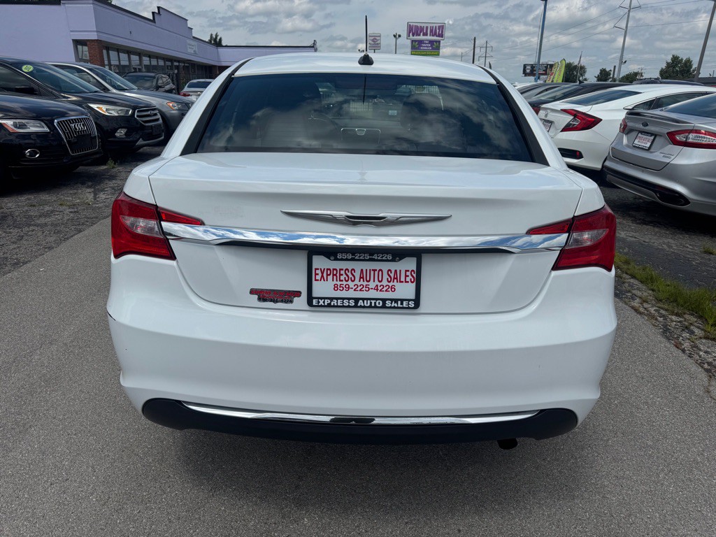2013 Chrysler 200 Image 5