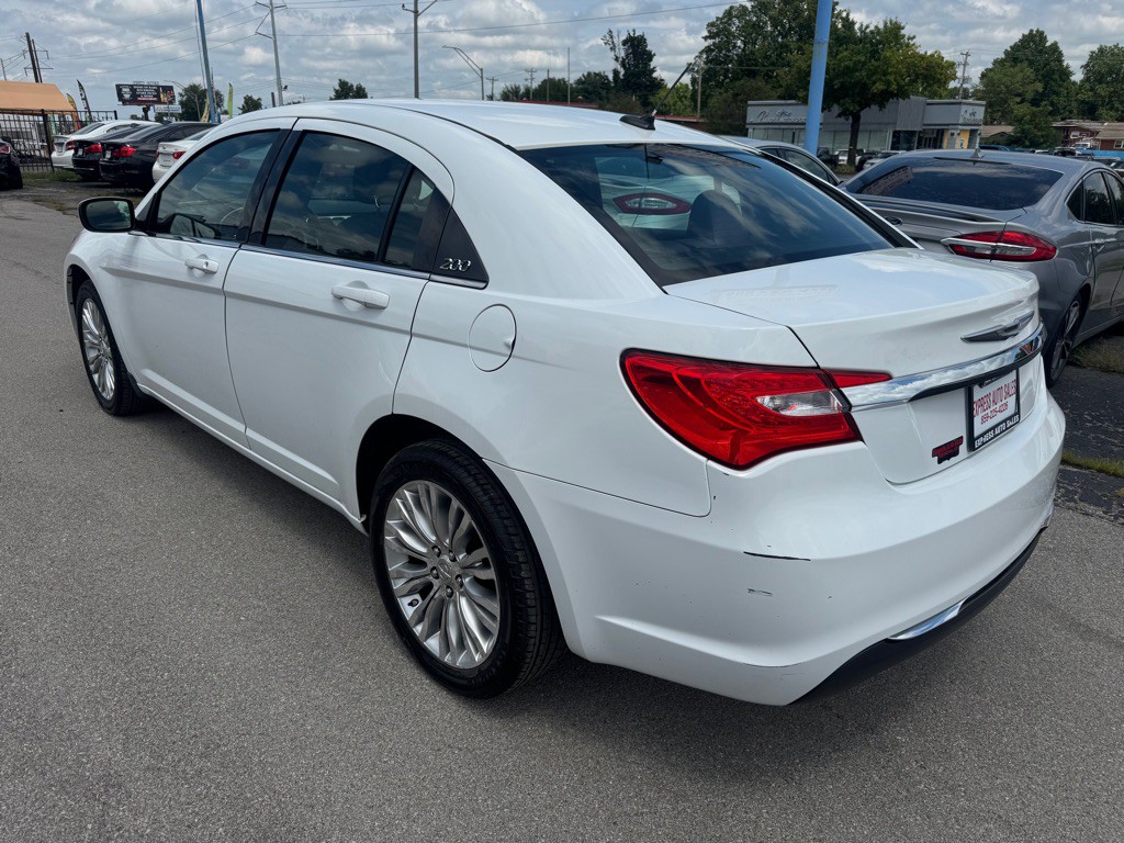 2013 Chrysler 200 Image 6