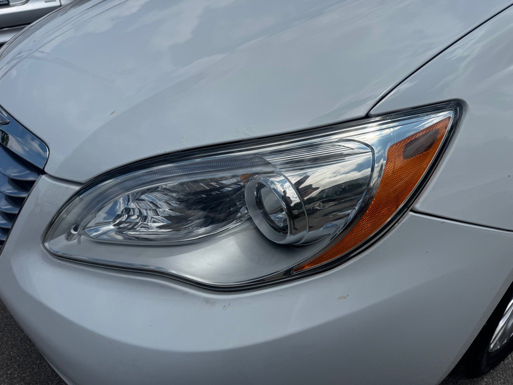2013 Chrysler 200 Image 7