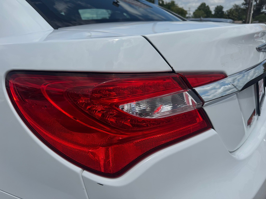 2013 Chrysler 200 Image 8