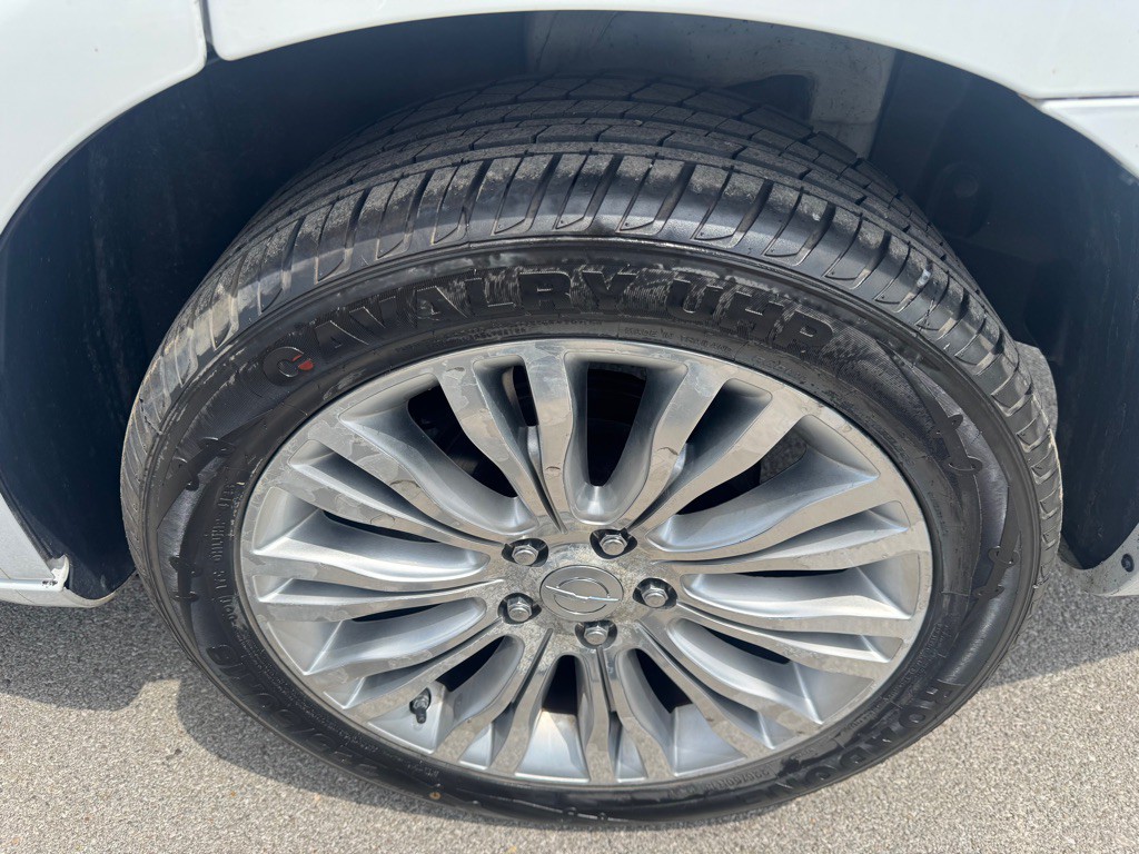 2013 Chrysler 200 Image 9