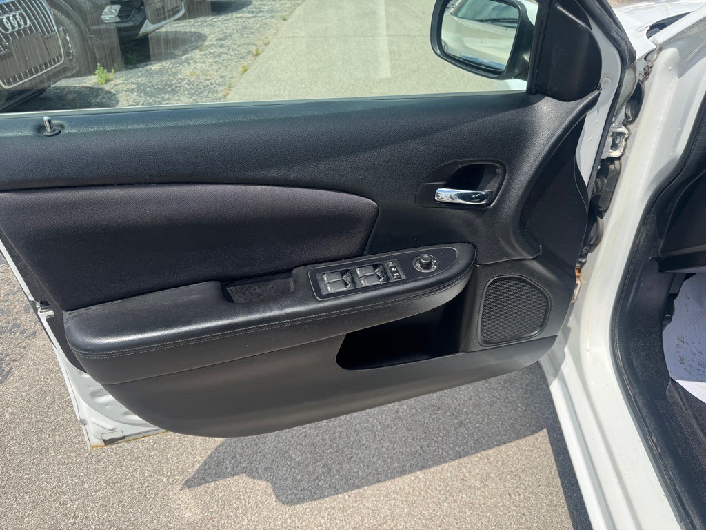 2013 Chrysler 200 Image 10