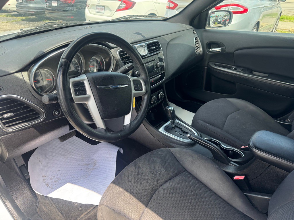 2013 Chrysler 200 Image 13