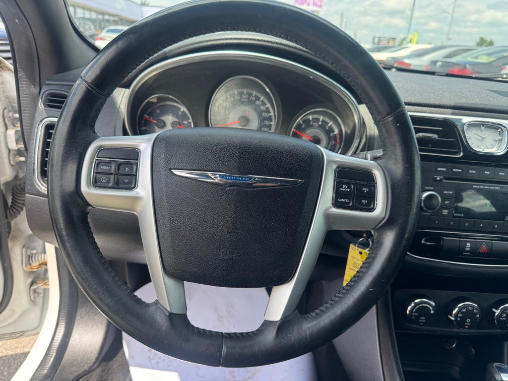2013 Chrysler 200 Image 14