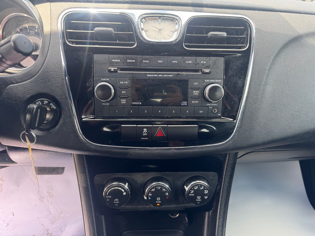 2013 Chrysler 200 Image 15