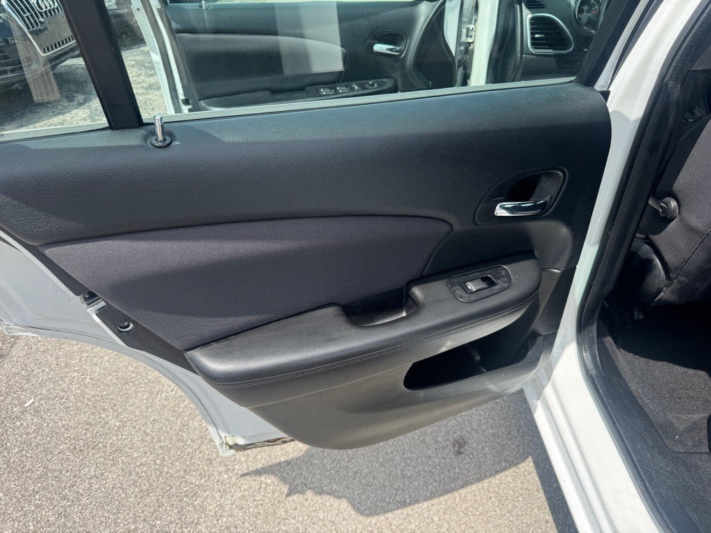 2013 Chrysler 200 Image 17