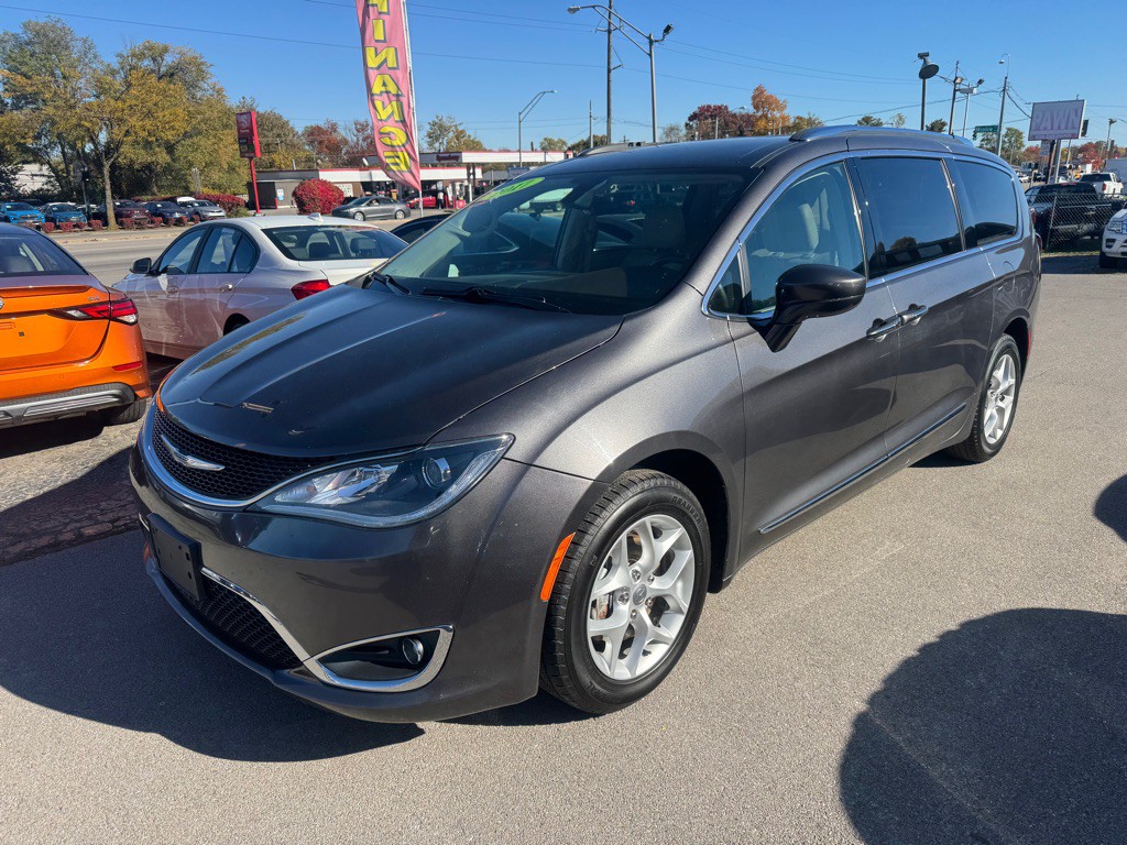 2017 Chrysler Pacifica Image 1