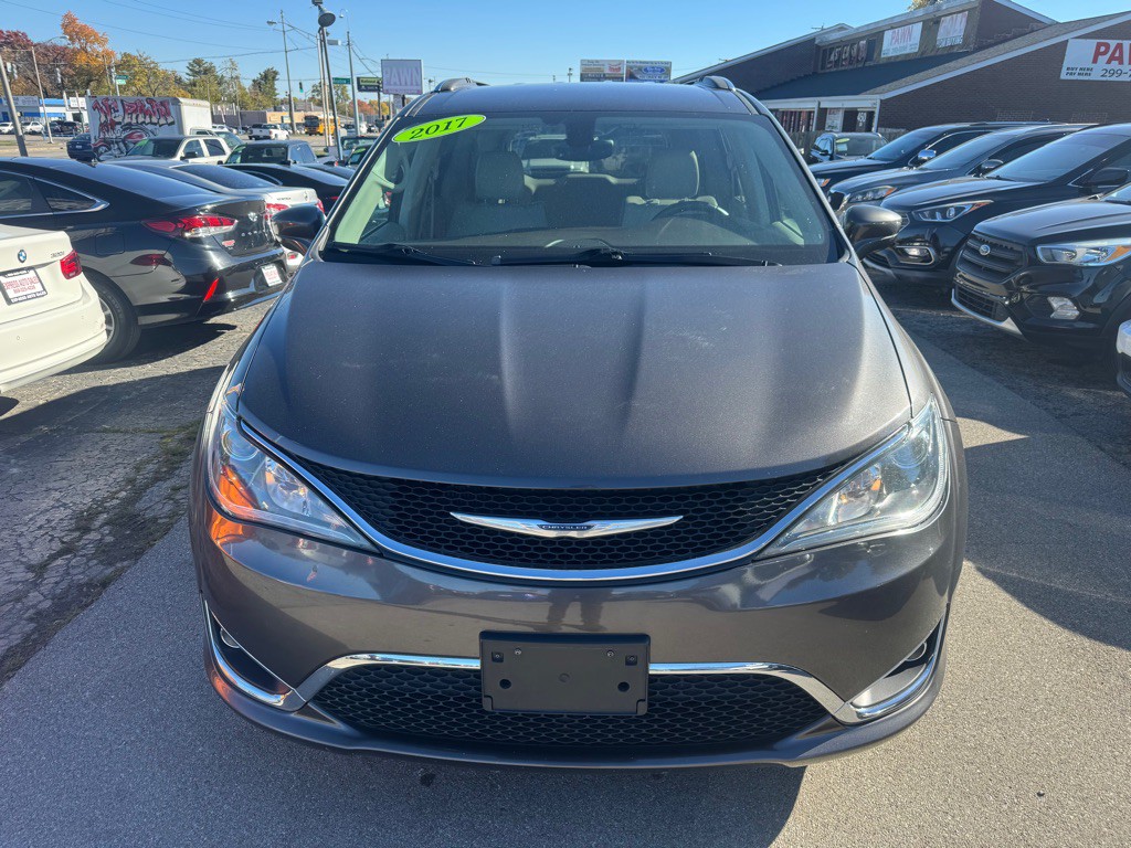 2017 Chrysler Pacifica Image 2