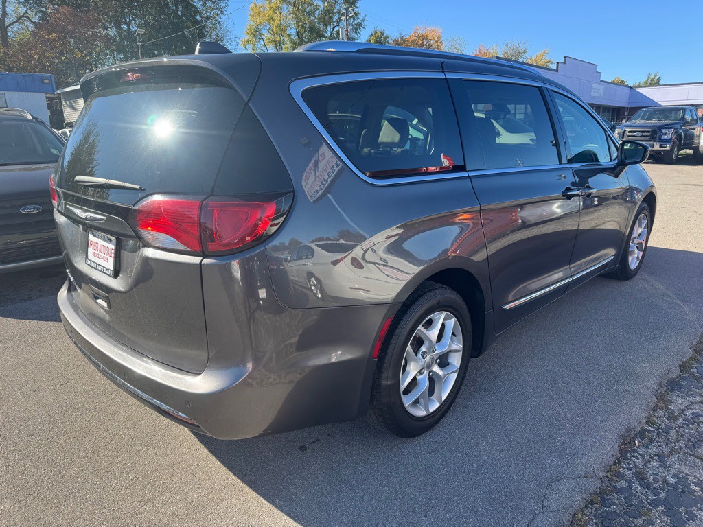 2017 Chrysler Pacifica Image 5