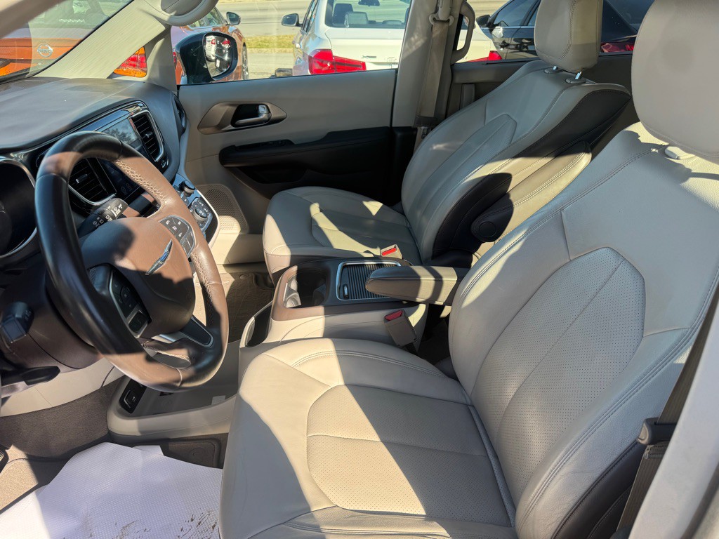 2017 Chrysler Pacifica Image 12