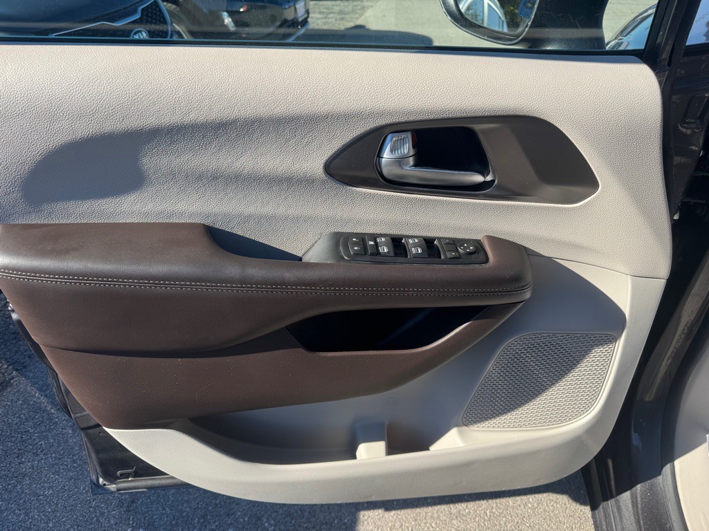 2017 Chrysler Pacifica Image 22