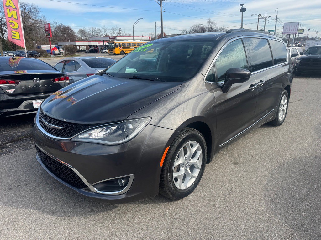 2017 Chrysler Pacifica Image 1