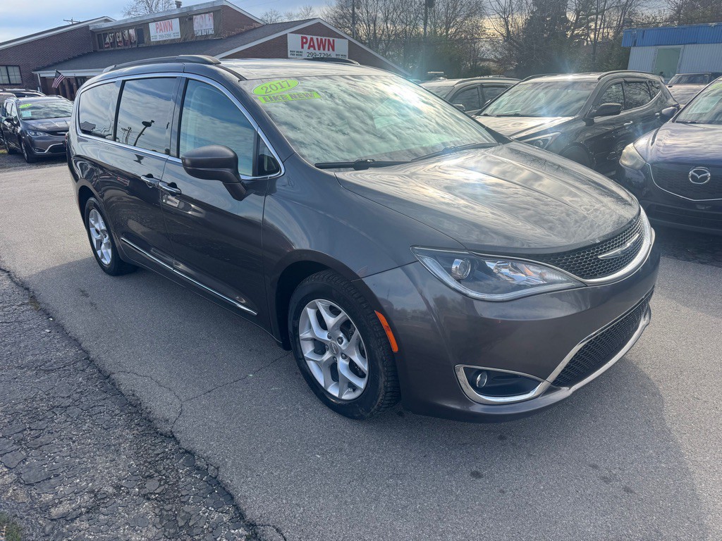2017 Chrysler Pacifica Image 3
