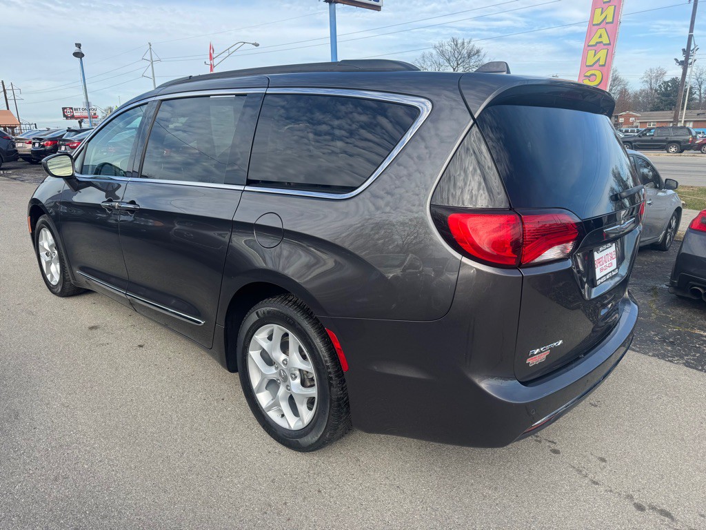 2017 Chrysler Pacifica Image 6