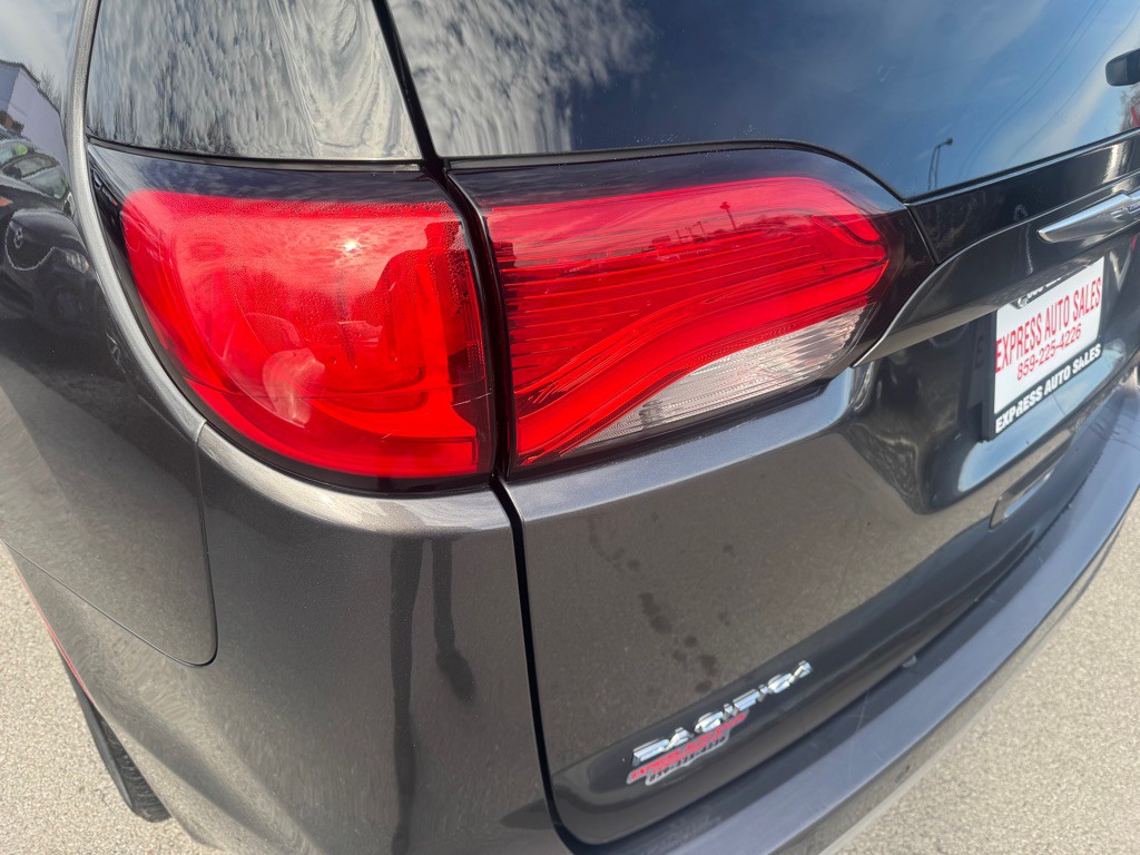 2017 Chrysler Pacifica Image 8