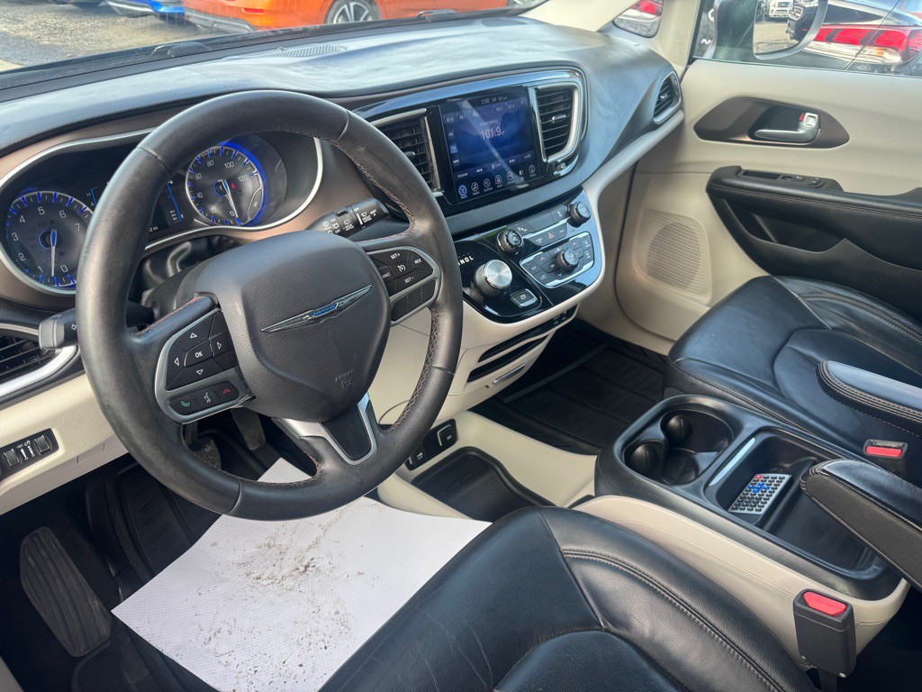 2017 Chrysler Pacifica Image 12