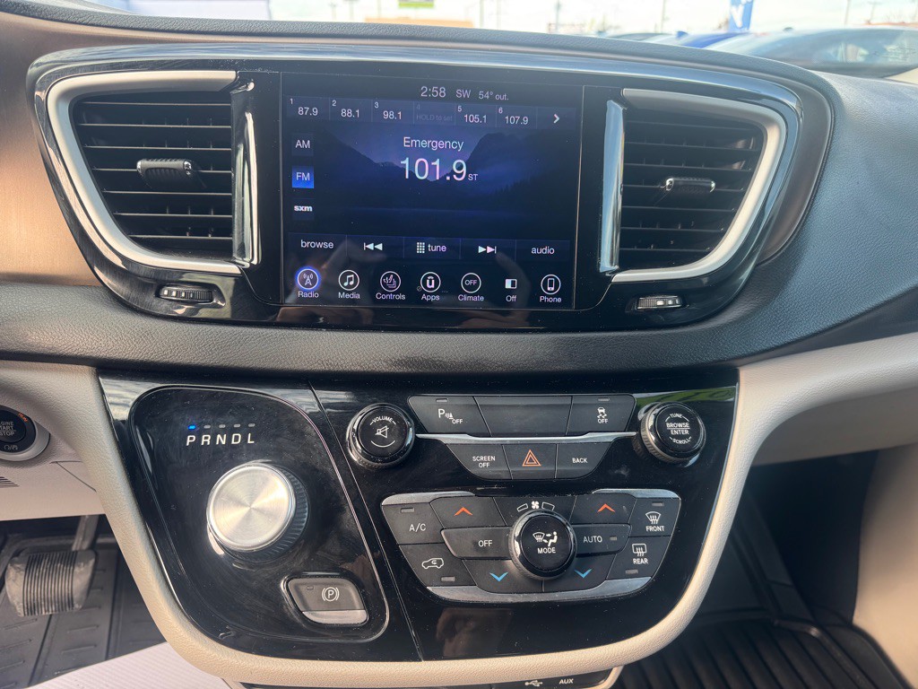 2017 Chrysler Pacifica Image 14