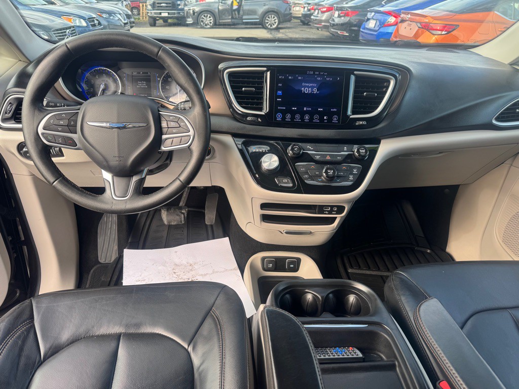 2017 Chrysler Pacifica Image 17