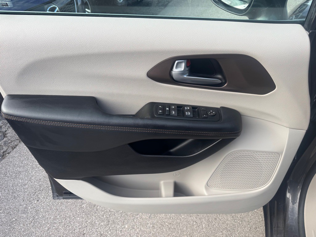 2017 Chrysler Pacifica Image 18