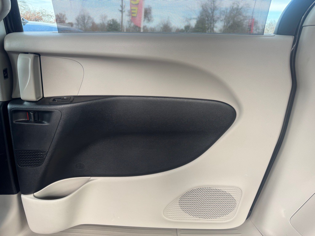 2017 Chrysler Pacifica Image 22