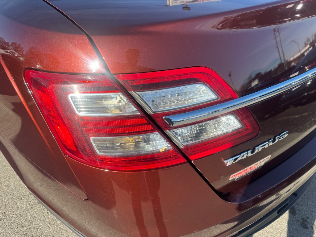 2015 Ford Taurus Image 8