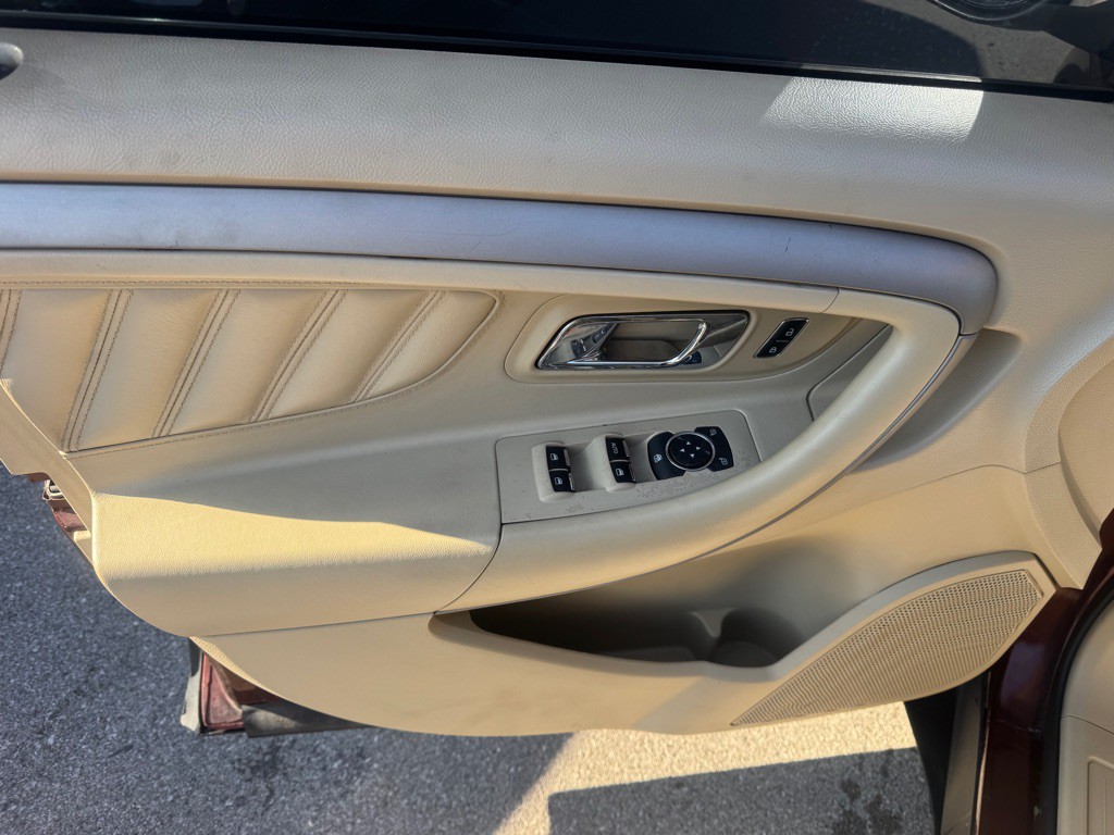 2015 Ford Taurus Image 16
