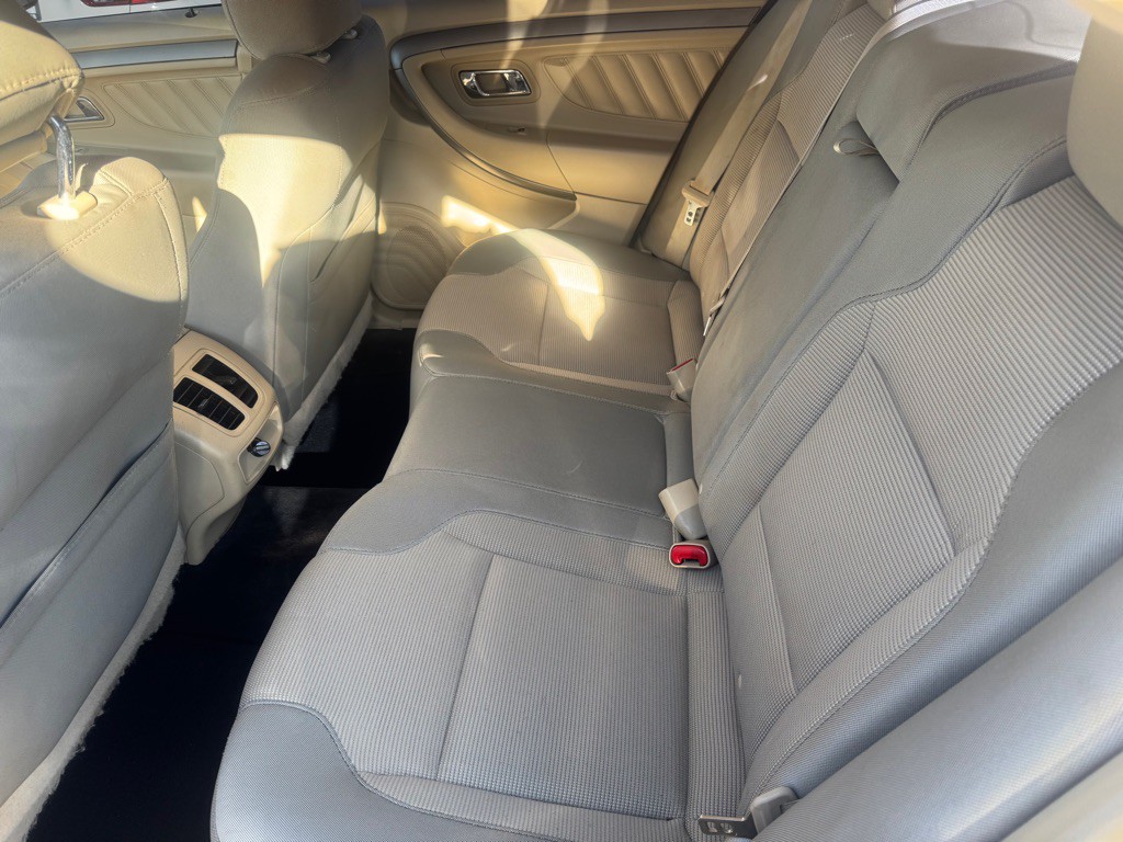 2015 Ford Taurus Image 17