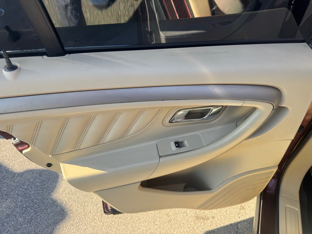 2015 Ford Taurus Image 18