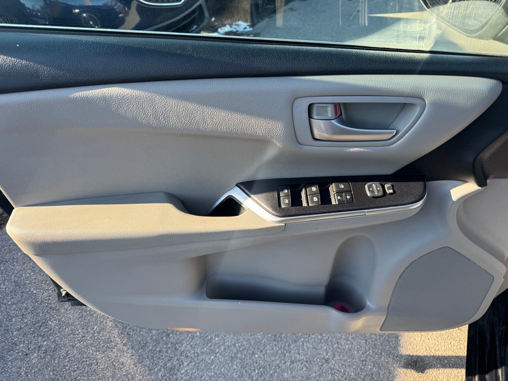 2016 Toyota Camry Image 16