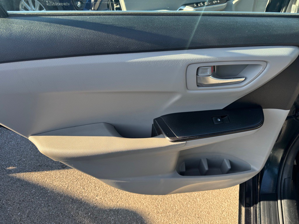 2016 Toyota Camry Image 18