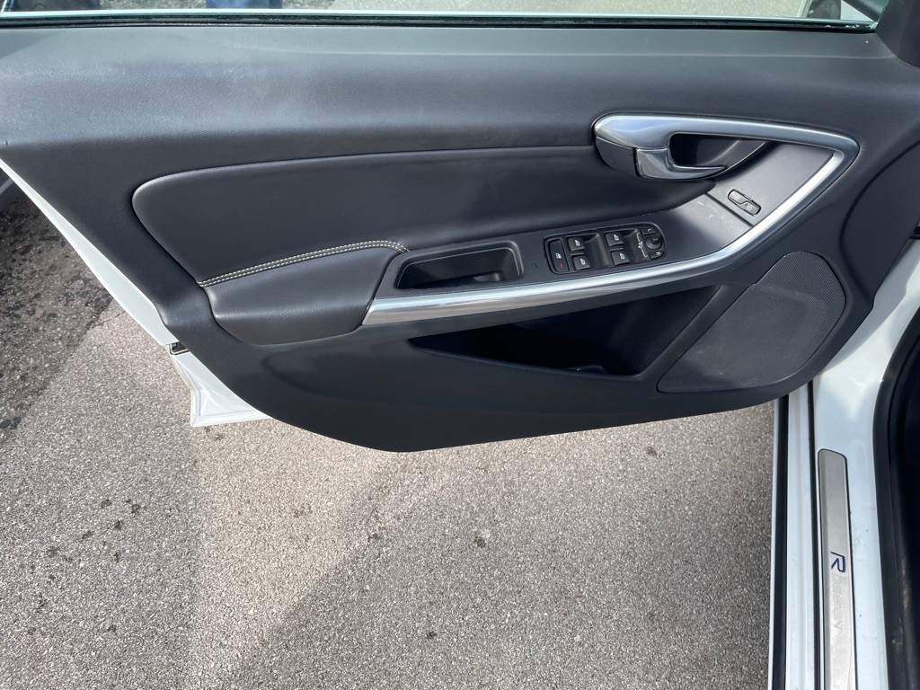 2016 Volvo V60 Image 9