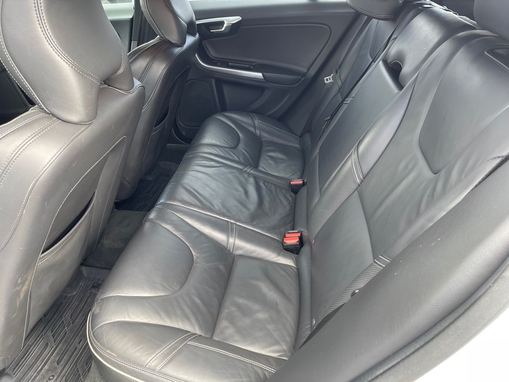 2016 Volvo V60 Image 15