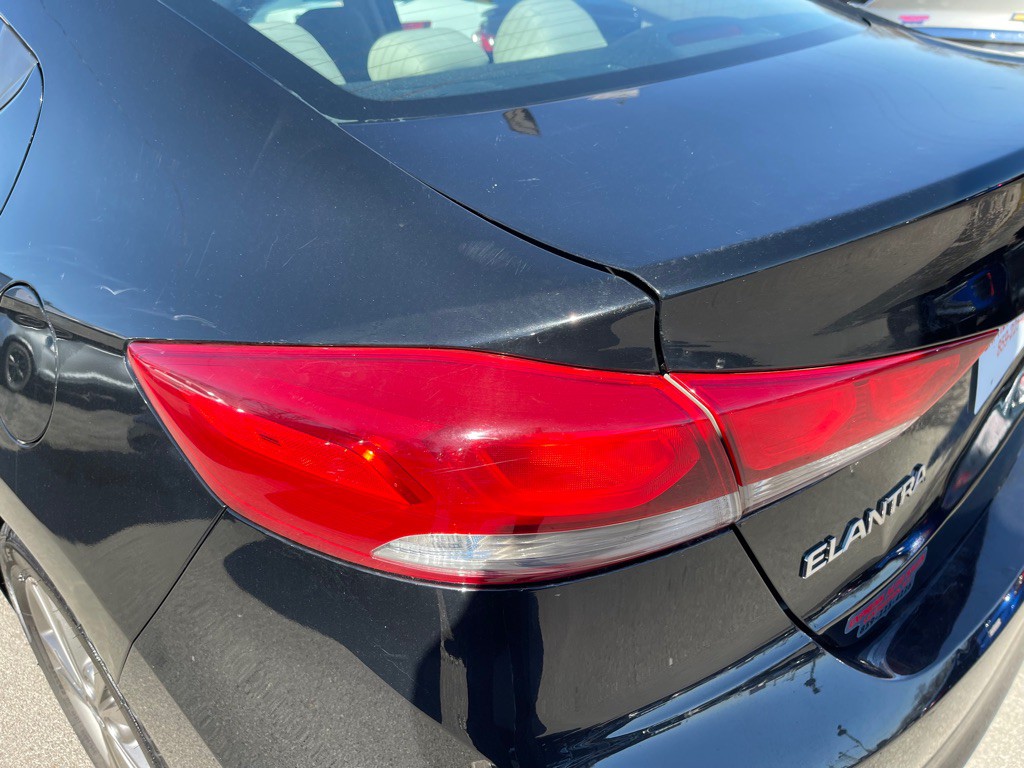 2017 Hyundai Elantra Image 8