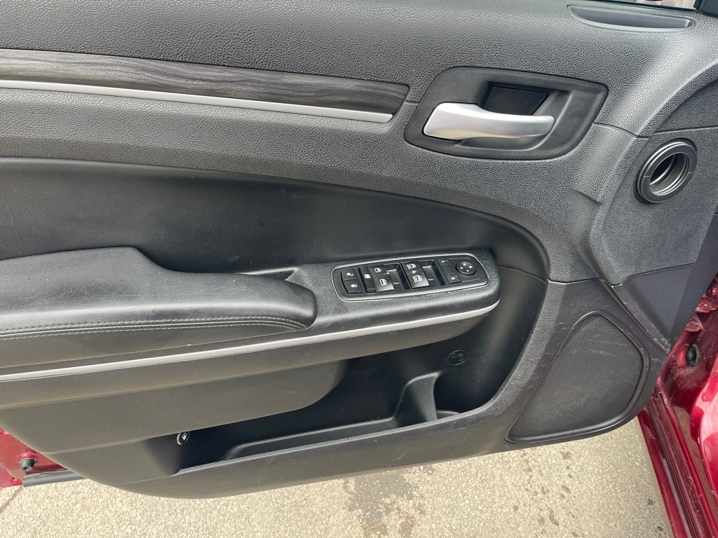 2019 Chrysler 300 Image 7