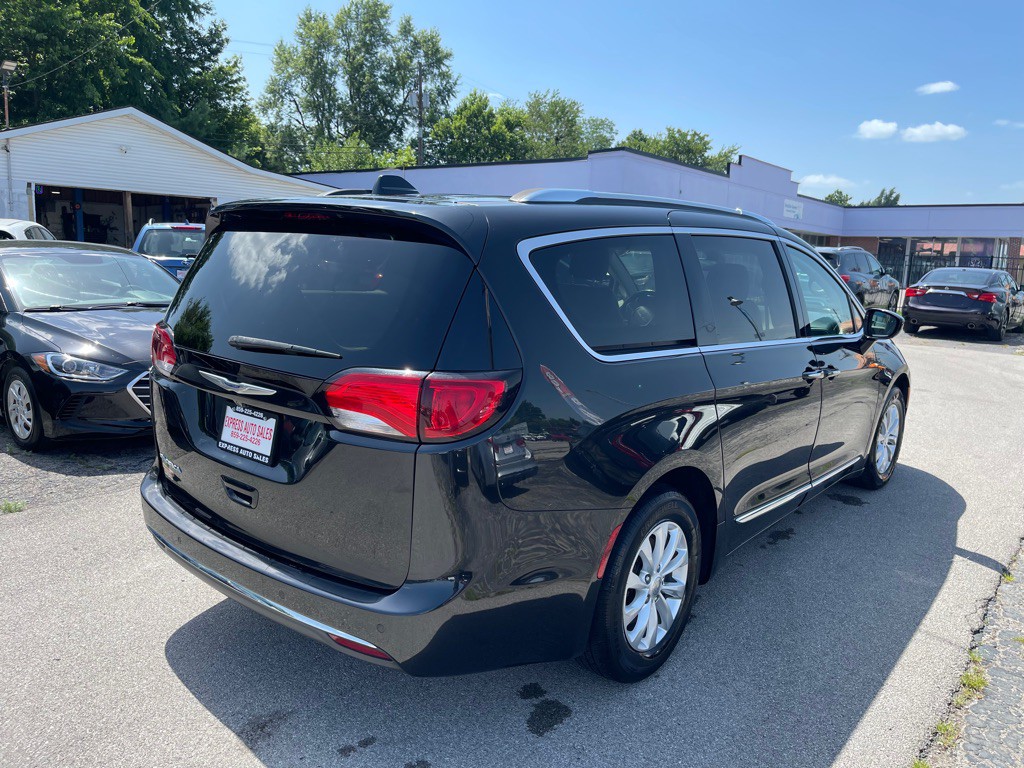 2019 Chrysler Pacifica Image 4