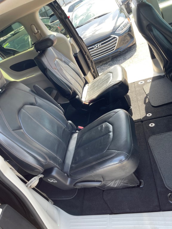 2019 Chrysler Pacifica Image 17