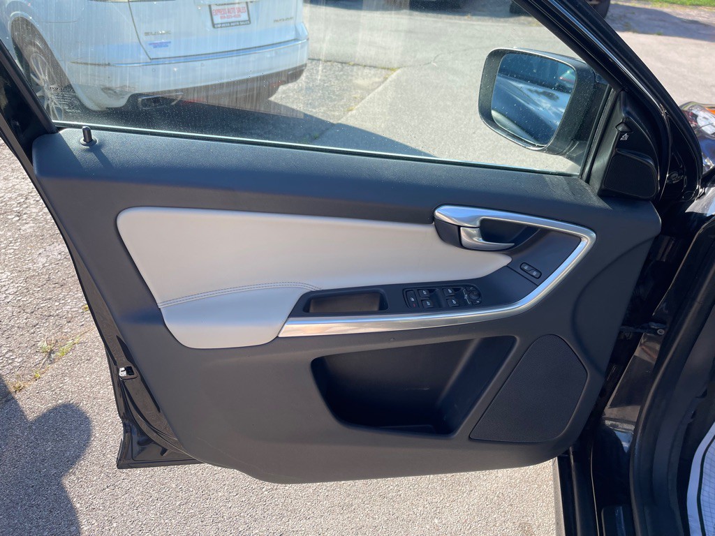 2017 Volvo XC60 Image 9