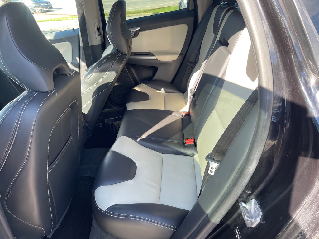 2017 Volvo XC60 Image 15