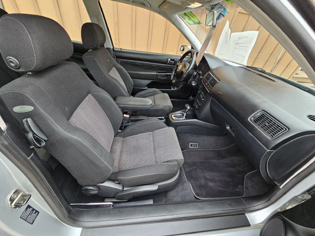2003 Volkswagen Golf Image 10